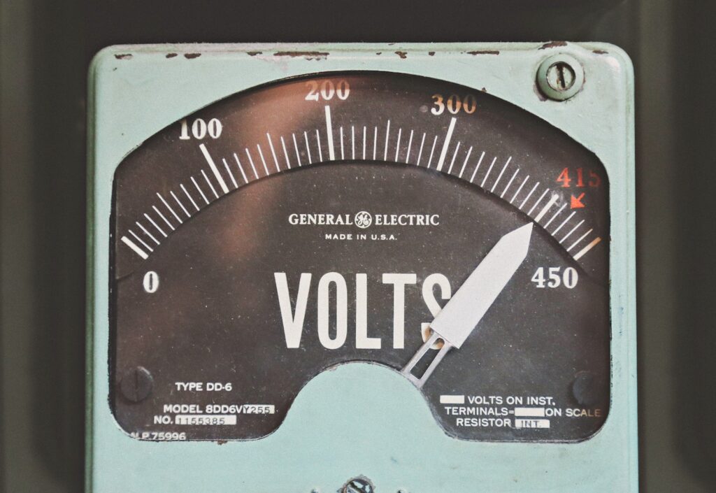 Gray GE volt meter at 414